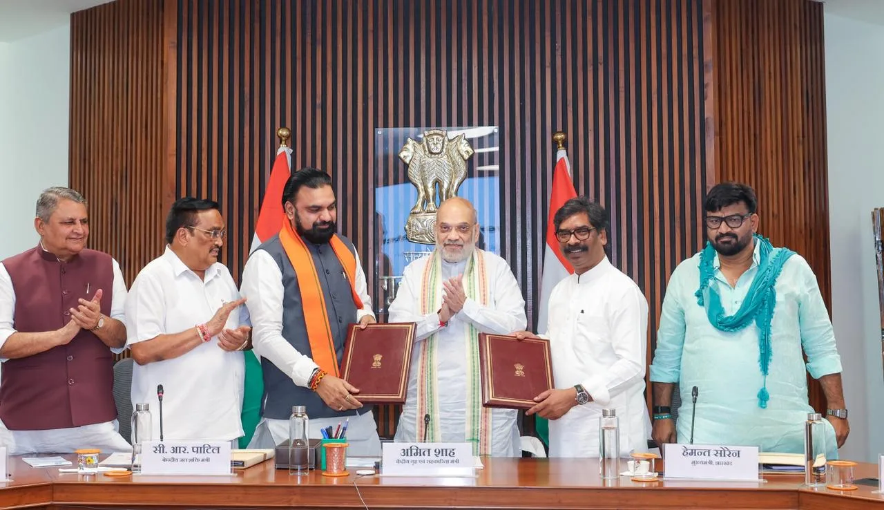 Image: बिहार और झारखंड के बीच सोन नद के जल बंटवारे से जुड़े 26 वर्षों के पुराने विवाद का समाधान हो गया। आज नई दिल्ली में माननीय केंद्रीय गृह मंत्री श्री अमित शाह जी के नेतृत्व और माननीय केंद्रीय जल शक्ति मंत्री श्री @CRPaatil जी एवं झारखंड के माननीय मुख्यमंत्री श्री @HemantSorenJMM जी की उपस्थिति में आयोजित बैठक में यह ऐतिहासिक सहमति बनी।