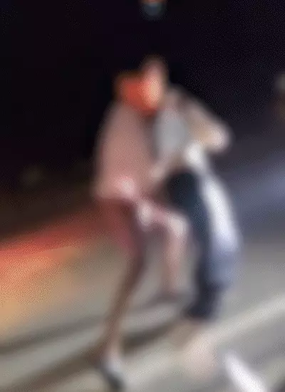 वीडियो में मुख्य आरोपी नंदन यादव छात्रा को अपनी गोद में उठाए हुए दिखाई दे रहा है। यह वीडियो देखने लायक नहीं है, इसलिए इसे धुंधला कर दिया गया है।