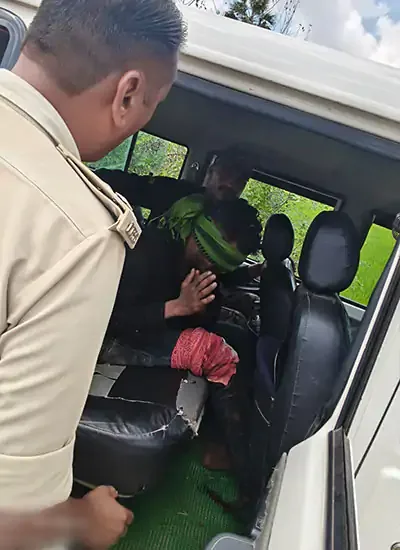 एनकाउंटर के बाद मुख्य आरोपी नंदन यादव पुलिस के सामने हाथ जोड़कर विनती कर रहा है।