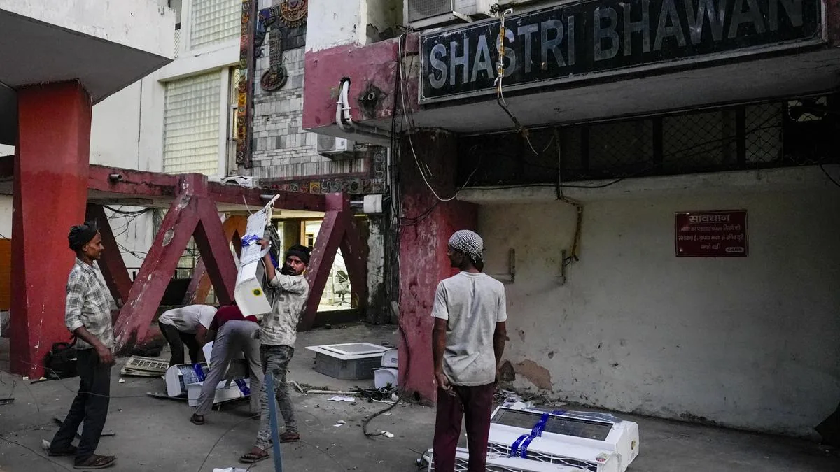 22 सितंबर, 2026 को नई दिल्ली में, सेंट्रल पब्लिक वर्क्स डिपार्टमेंट ने 'सेंट्रल विस्टा रीडेवलपमेंट प्रोजेक्ट' के तहत नए 'कर्तव्य भवन' ब्लॉक बनाने के लिए शास्त्री भवन को गिराने की योजना के चलते, सितंबर के आखिर तक इसे खाली करने की प्रक्रिया शुरू कर दी है। इस दौरान कर्मचारी भवन के बाहर एक ट्रक पर एयर-कंडीशनिंग यूनिट्स लोड कर रहे हैं। (Image Credit - PTI)