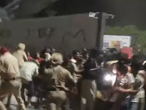 पुलिस कर्मचारियों ने छात्रों पर लाठियां बरसाई।