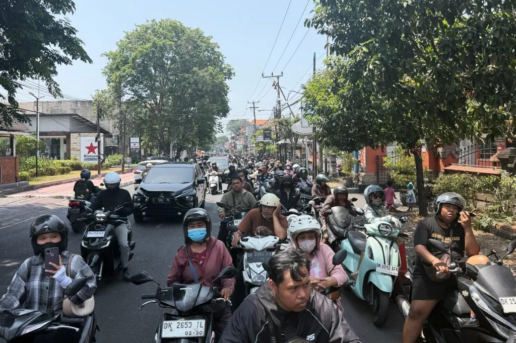 बाली में ईंधन की कमी के कारण पूरे द्वीप पर रोज़मर्रा की आवाजाही प्रभावित हो रही है, और सड़कें मोटरसाइकिलों व कारों की भारी भीड़ से भरी हुई हैं।