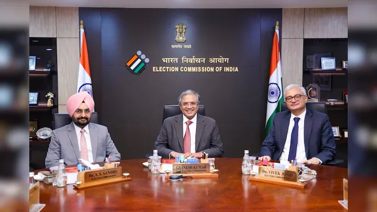 CEC Gyanesh Kumar (Centre) with ECs Sukhbir Singh Sandhu (Left) and Vivek Joshi (Right)