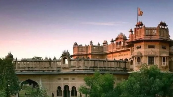 Controversy over hoisting the flag on a 109-year-old palace