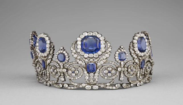Precious jewels stolen from the Louvre Museum in France