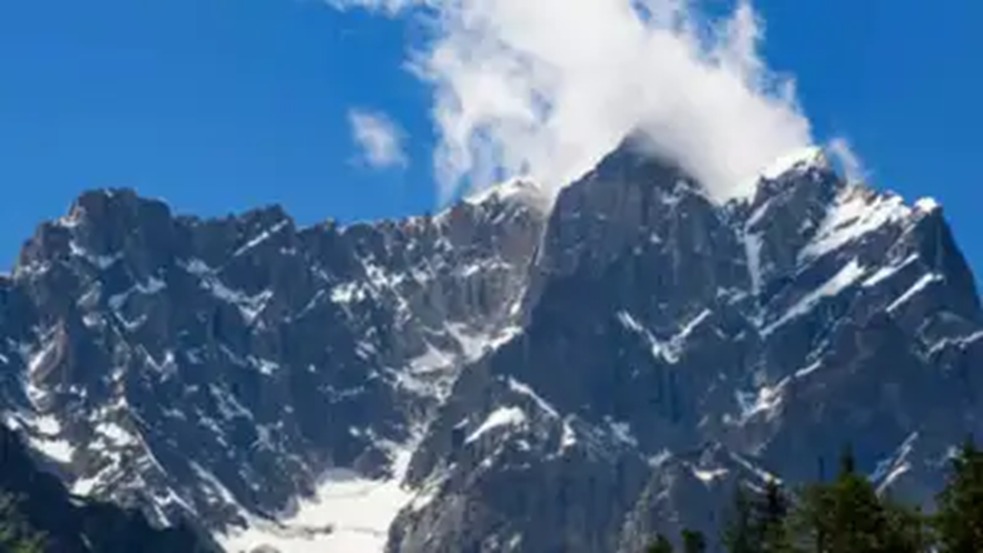 Himalayan peaks are turning black
